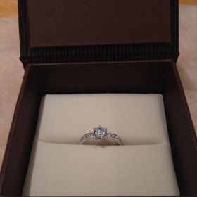 【都民共済(とみんきょうさい)の口コミ】 手が小さいので余り華美になりすぎない物を選びました。中心となるダイヤ…