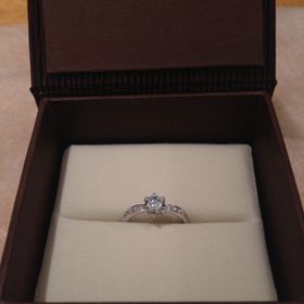 【都民共済(とみんきょうさい)】の口コミ 手が小さいので余り華美になりすぎない物を選びました。中心となるダイヤの...