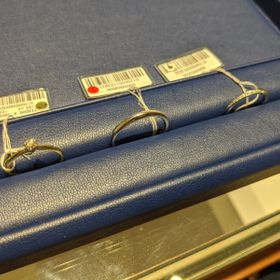 【銀座ダイヤモンドシライシの口コミ】 色々観ましたが細かなデザインや安心感で選びました。
カラーとデザイン、…