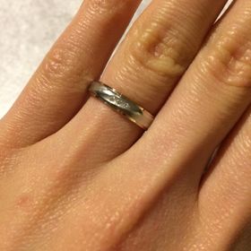 【銀座ダイヤモンドシライシの口コミ】 はじめ、角ばったお揃いのリングを選んでいたのですが、こちらの丸みを帯…