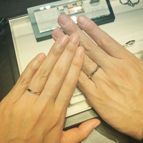 【俄(にわか)の口コミ】 ダイヤモンドが付いておらずシンプル、でも少し個性のあるデザインの指輪…