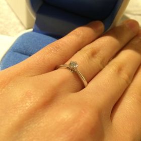 【銀座ダイヤモンドシライシの口コミ】 こちらの指輪は、裏から覗き込むとハートが輪になって並んでいるように見…