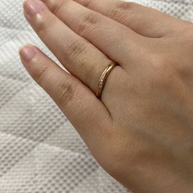 【俄(にわか)の口コミ】 デザインが気に入りました。ダイヤ数も選べたのですが、どの角度から見て…