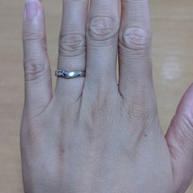 【カオキ　ダイヤモンド専門卸直営店の口コミ】 婚約指輪と重ねづけできるデザインで、シンプルかつ少しウェーブが入って…