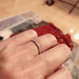 【ラザール ダイヤモンド(LAZARE DIAMOND)の口コミ】 婚約指輪を買う予定がなかったので、真ん中にサイズの違うダイヤモンドの…