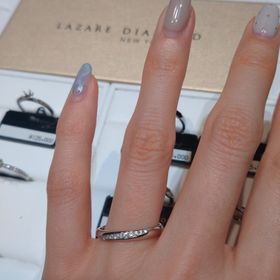 【ラザール ダイヤモンド(LAZARE DIAMOND)の口コミ】 写真だと伝わりづらいですが、ダイヤの入っている部分が立体的な山型のデ…