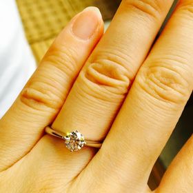 【ラザール ダイヤモンド(LAZARE DIAMOND)の口コミ】 ぱっと見はとてもシンプルですが、ダイヤが持ち上げられるように4つの爪で…