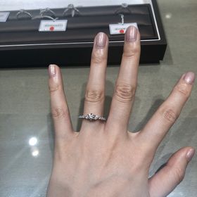 【アイプリモ(I-PRIMO)の口コミ】 指が細いため、アームが細く華奢なデザインを探していました。
またダイヤ…