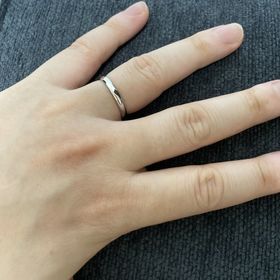 【ラザール ダイヤモンド(LAZARE DIAMOND)の口コミ】 シンプルなシルバーの中に斜めのラインが入ることでオシャレでありながら…