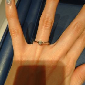 【銀座ダイヤモンドシライシの口コミ】 上から見るとシンプルなデザインですが、少しウェーブがかっておしゃれで…