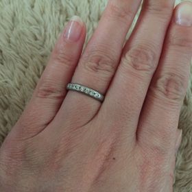 【俄(にわか)の口コミ】 スクエアタイプではなく、ゆびにフィットするものを選んでました。
結婚指…