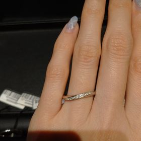 【エクセルコダイヤモンド(EXELCO DIAMOND)の口コミ】 ウェーブでダイヤのついたデザインを探していましたが、それだけでもたく…