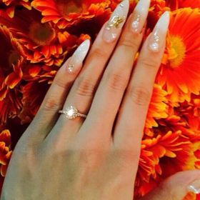 【Bijoude(ビジュード)】の口コミ 通常の婚約指輪 たて爪の婚約指輪ではなく、
全体がキラキラする指輪が希...