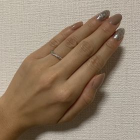 【銀座ダイヤモンドシライシの口コミ】 婚約指輪と合わせてもマッチするデザイン。
他店よりも保証が充実しており…