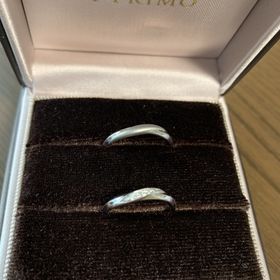【アイプリモ(I-PRIMO)の口コミ】 流れにそってダイヤが煌めく繊細なデザインに惹かれました。
主人のリング…
