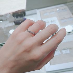 【HOSHI no SUNA 星の砂(ほしのすな)の口コミ】 婚約指輪と重ねたとき、デザインが合うかどうかを重視しました。また、毎…