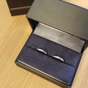 【ラザール ダイヤモンド(LAZARE DIAMOND)の口コミ】 さりげなく斜めのラインでついたダイアモンドが気に入りました。全体的に…