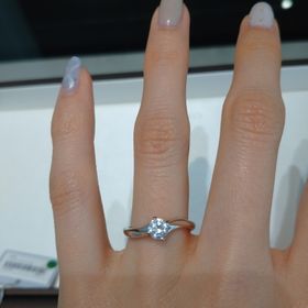 【アイプリモ(I-PRIMO)の口コミ】 横から見るとダイヤモンドが浮いてみえるセッティングが特徴のジュピター…