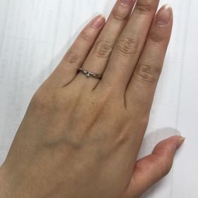 【ひなの口コミ】 華奢で凝ったデザインが唯一無二で可愛かったこと、自分の細めの指には一…