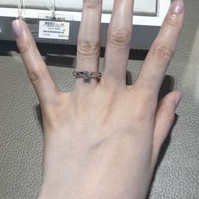 【ブシュロン(BOUCHERON)の口コミ】 ファセットのエンゲージリングです。
カットが独特なのでプラチナ部分もか…