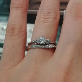 【アイプリモ(I-PRIMO)の口コミ】 他店で購入した婚約指輪がカーブしており、その曲線に沿った結婚指輪を探…