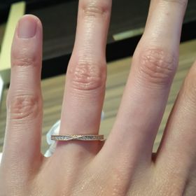 【Love Bond(ラブボンド)の口コミ】 近づいてよく見るとリボンになっていて、デザインがとにかく可愛いです。
…