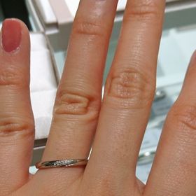【アイプリモ(I-PRIMO)の口コミ】 プラチナ部分はストレートかウェーブでメレダイヤがはいっている結婚指輪…