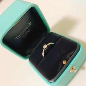 【ティファニー(Tiffany & Co.)の口コミ】 指輪のデザインはリボンのようで、女性らしく、かわいい印象でした。王道…