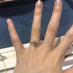 【ピアジェ(PIAGET)の口コミ】 ピアジェローズというバラをモチーフにしたデザインです。ネットで見つけ…