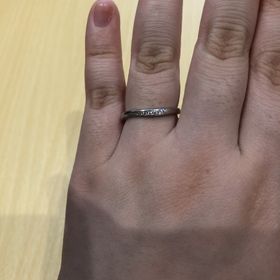 【ROYAL ASSCHER(ロイヤル・アッシャー)の口コミ】 デザインがすごく良くて、ウェーブがかかっているので指が細く見えます。…