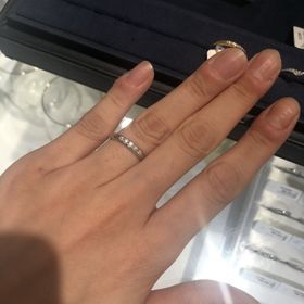 【4℃ BRIDAL(ヨンドシーブライダル)の口コミ】 真ん中にダイヤが連なっているところが素敵でした。
ダイヤが5個もついて…