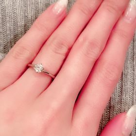 【銀座ダイヤモンドシライシの口コミ】 【指輪のデザイン・テイスト・素材について】
ダイヤモンドの引き立つ細身…