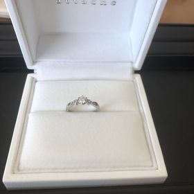 【ジュエリー東京の口コミ】 ありきたりな形ではない婚約指輪を探していて、この指輪を見せていただい…