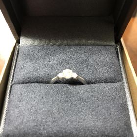 【ラザール ダイヤモンド(LAZARE DIAMOND)の口コミ】 シンプルかつ結婚指輪と重ね付けして合うデザインを探していました。
ダイ…