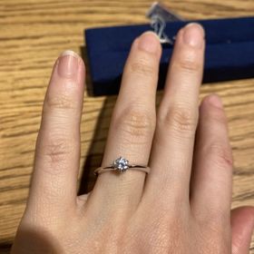 【BIJOUPIKO(ビジュピコ)の口コミ】 王道6本爪の一粒ダイヤタイプで探しており、こちらの商品を試着させてもら…