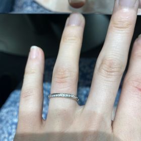 【4℃ BRIDAL(ヨンドシーブライダル)の口コミ】 ハーフエタニティで探していましたが、少し動きのあるデザインでと、こち…