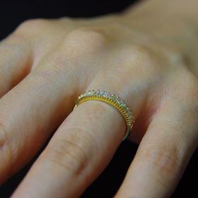 【BELLESIORA(ベルシオラ ジュエリー)】の口コミ ハーフエタニティでありながら、他ブラントにはない個性があるところ。存在...