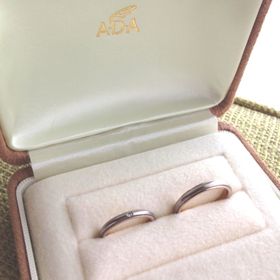 【A・D・A(エー・ディー・エー)の口コミ】 新婦用の指輪は、上下がミル打ちされたデザインが欲しいと思っていたので…