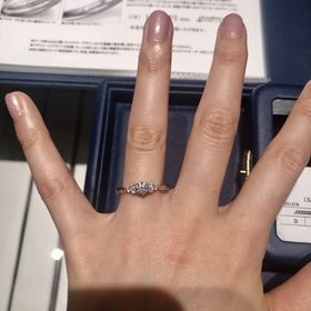 【銀座ダイヤモンドシライシの口コミ】 ブーケクレッセントという指輪です。ダイヤの周りにメレダイヤがついたデ…