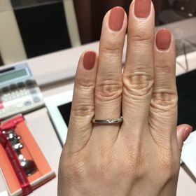 【TRECENTI(トレセンテ)の口コミ】 ストレートの指輪にダイヤモンドが斜めに入っているタイプです。ウェーブ…