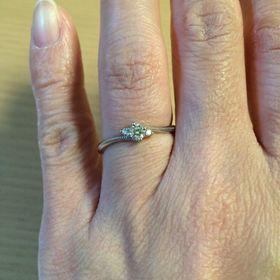 【ジュエリーツツミ(JEWELRY TSUTSUMI)の口コミ】 シンプルなデザインの婚約指輪を探していたところ、この指輪と出会いまし…