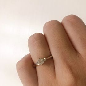 【アイプリモ(I-PRIMO)の口コミ】 ポラリス　素材プラチナ　真ん中にダイヤモンドが1石セットされており、両…