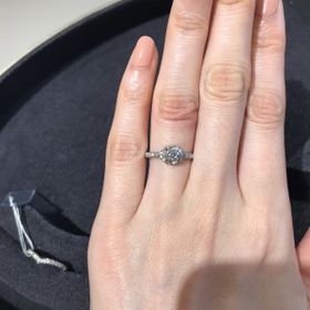 【ショーメ(CHAUMET)の口コミ】 楕円形でバラのようなデザインが他のブランドにはなく惹かれました。
付け…