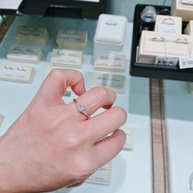 【ジュエリーツツミ(JEWELRY TSUTSUMI)の口コミ】 本来25万円の商品が15万円になっていました。
ダイヤの大きさが0.2カラッ…