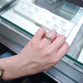 【アイプリモ(I-PRIMO)の口コミ】 お花の名前がついた可愛い婚約指輪で、緩やかなウェーブラインなので指が…