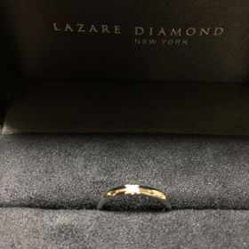 【ラザール ダイヤモンド(LAZARE DIAMOND)の口コミ】 シンプルな細身の一石の指輪ですが、石の留め方が他のブランドにはない素…