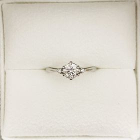 【ENUOVE(イノーヴェ)の口コミ】 3連メレで華やかだけど華奢に見えるリングを探していました。フルッタに決…