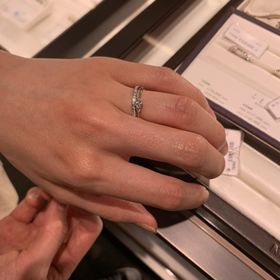 【MILK&Strawberry(ミルクアンドストロベリー)の口コミ】 左右にあるピンクダイヤモンドがとても可愛く、
彼女にピッタリだと思い購…