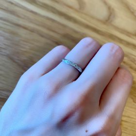 【俄(にわか)の口コミ】 ゆるやかなウェーブで指を綺麗に見せてくれるデザインに惹かれました。手…