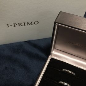 【アイプリモ(I-PRIMO)の口コミ】 シンプルなものがいいという2人の好みと、結婚指輪だけでも存在感のあるデ…